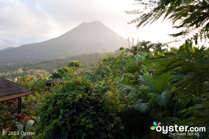 El Volcán Arenal es una de las principales atracciones en Costa Rica, y aún es posible ver algunas actividades de fumarolas.