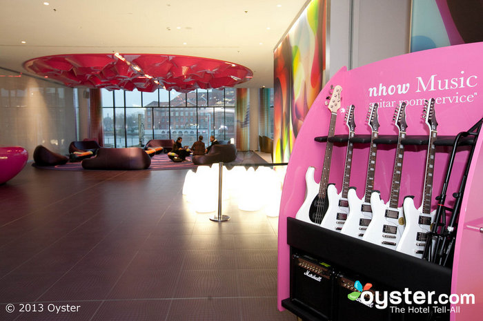 Los huéspedes de este hotel de alto diseño pueden alquilar guitarras para su uso personal.