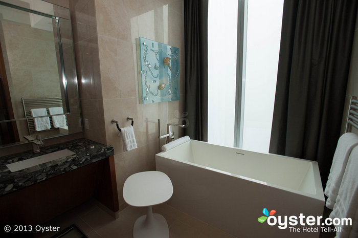 Beyonce und Jay-Z blieben während ihres Besuchs in der glamourösen Sky Suite, die dieses wunderschöne Badezimmer beinhaltet.