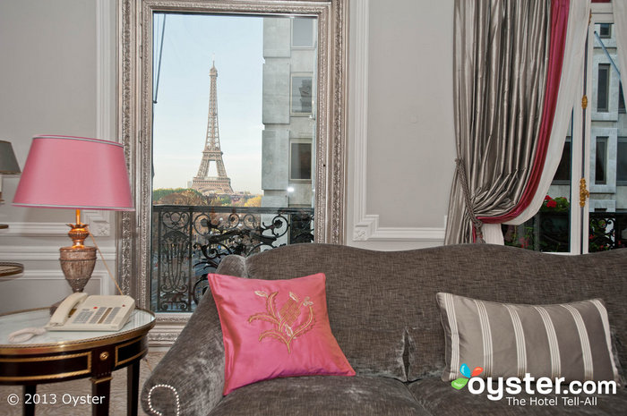 Cette vue sur la Tour Eiffel est la toile de fond idéale pour une nuit romantique.