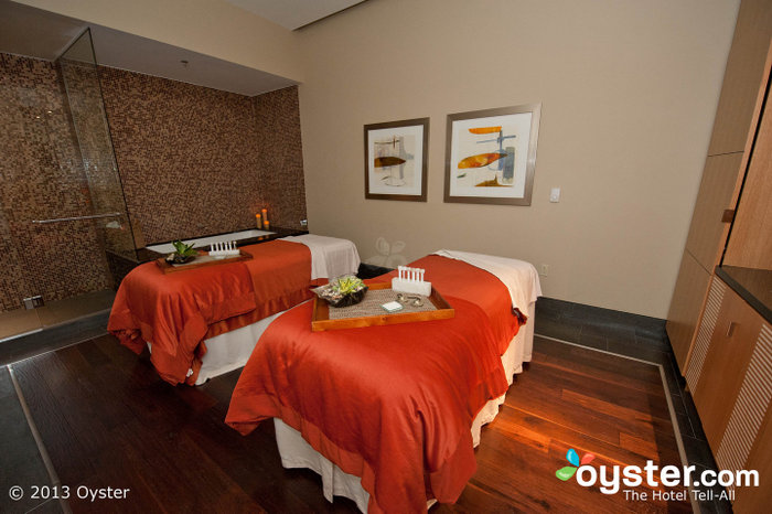 O enorme spa tem várias salas de tratamento e um salão de relaxamento deslumbrante.