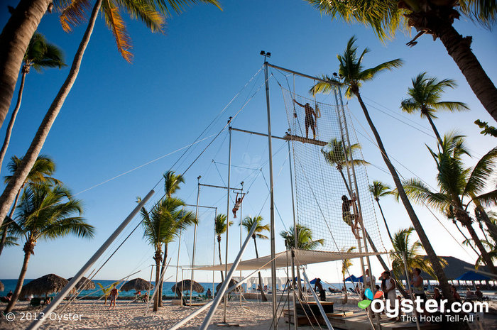 As atividades barulhentas nunca param neste resort com foco em festa e cheio de amenidades.