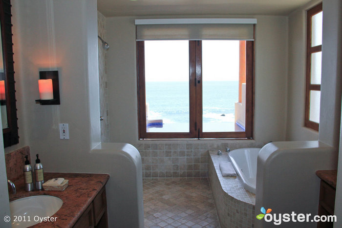 Baño en la suite de spa Palapa de 1 dormitorio con vistas al mar