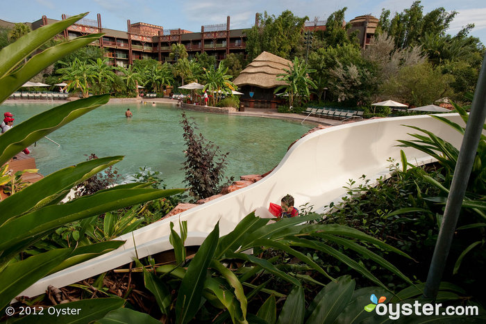 Kinder lieben die lange, gewundene Rutsche am Pool der Disney Animal Kingdom Lodge.