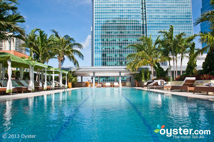 El Conrad Hotel puede estar en el centro de Miami, pero su piscina en la azotea tiene ese ambiente sexy SoBe.