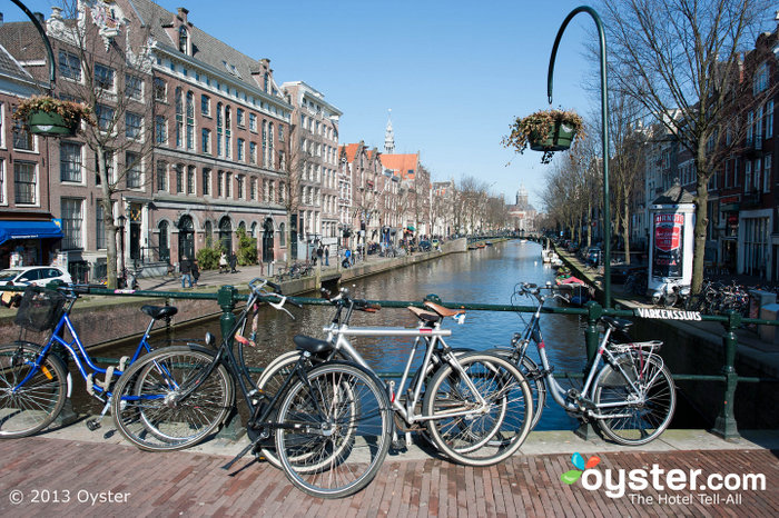 Amsterdams System von Kanälen und Brücken ist größer als das in Venedig.