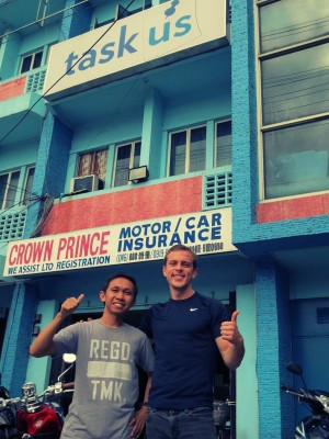 Bryce con uno de sus empleados frente al centro de trabajo TaskUs en Bacoor