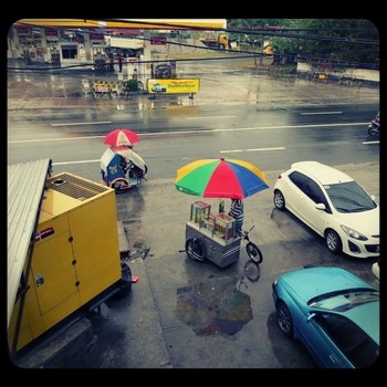 Vista de la calle (y un carrito de frutas) desde la oficina de Bryce en Bacoor