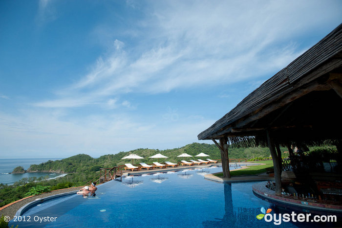 A piscina de borda infinita no Hotel Punta Islita