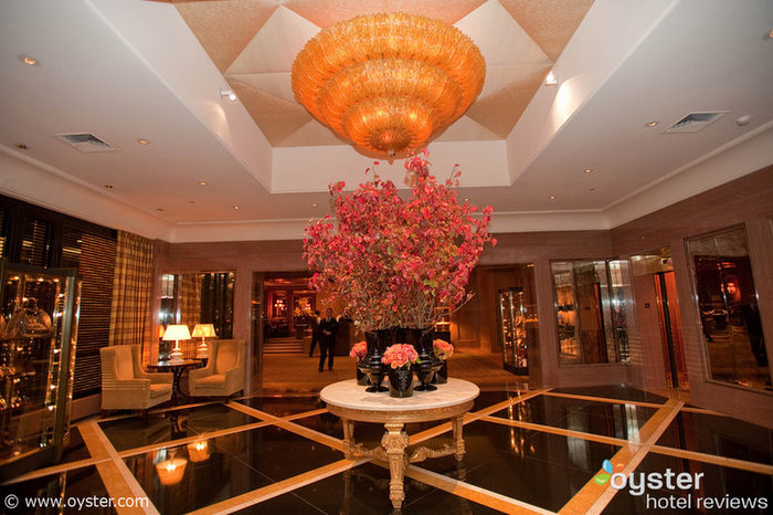 Lobby des Four Seasons Boston, das derzeit eine dritte Nacht gratis Werbeangebot anbietet Lobby des Four Seasons Boston, das derzeit eine dritte Nacht gratis Werbeangebot anbietet