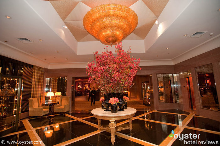 Lobby del Four Seasons di Boston, che offre attualmente un accordo promozionale gratuito per la terza notte