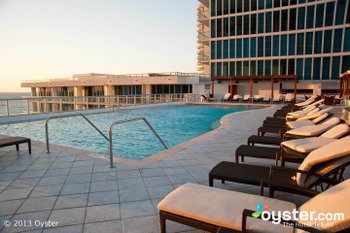 O Canyon Ranch em Miami tem uma linda piscina na cobertura com vistas deslumbrantes do oceano.