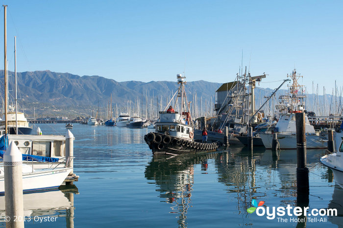 O porto pitoresco de Santa Bárbara contribui para a sensação da cidade pequena.