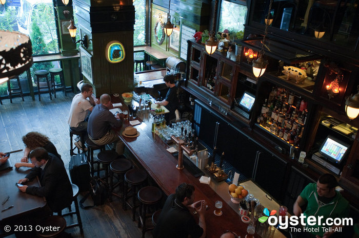 Le Breslin a une salle à manger adjacente avec un merveilleux menu.