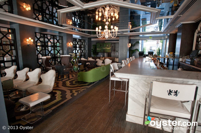 O Cameo Bar tem uma decoração elegante e uma atmosfera de ver e ser visto.