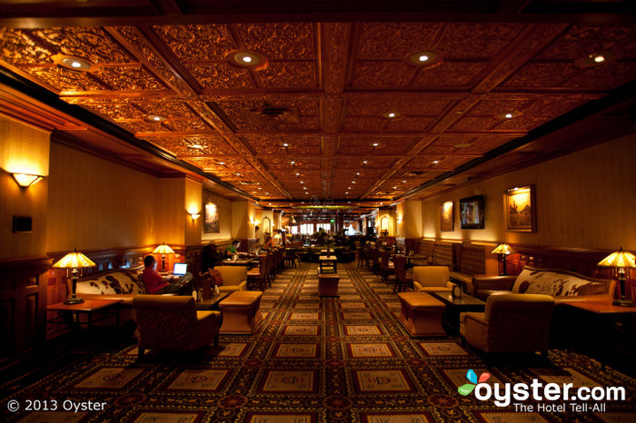 O pouco iluminado Driskill Bar tem uma vibração de salão e muitas áreas de estar.