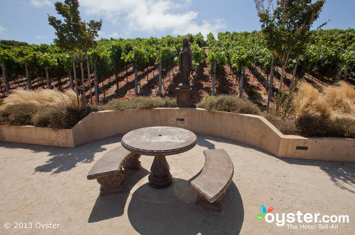 Após uma excursão pelos vinhedos do Meritage, relaxe com um copo nas caves do vinho.