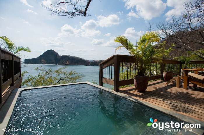 Esta suite luxuosa, semelhante a uma casa na árvore, oferece vistas deslumbrantes para o oceano e uma piscina privada.