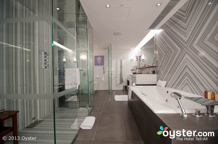 Salles de bains en marbre, bien que ultra-moderne et grinçant propre, ont des murs de verre clairs, si les invités (ironiquement dans ce cas) ne devraient pas accorder autant d'importance à leur vie privée.
