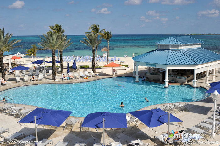 Lo Sheraton Nassau Beach Resort alle Bahamas offre un volo di andata e ritorno gratuito per gli ospiti che prenotano un soggiorno di quattro notti.