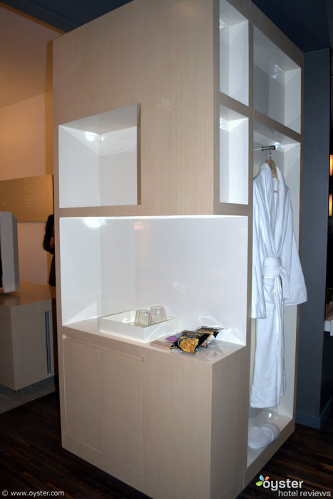 L'armadio a quattro lati del cubo rotante: dopo che la doccia entra in vestaglia, tira i vestiti dall'armadio, guarda nello specchio e versa un drink.