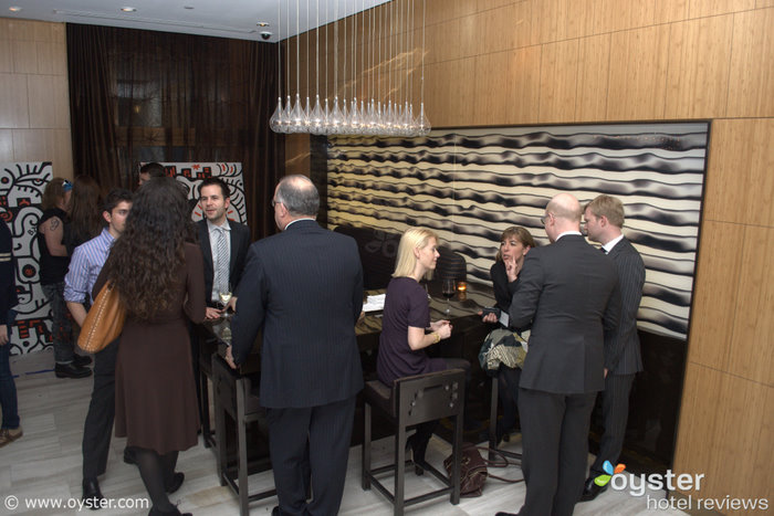 Les invités se mêlent au Bar 7even 5ive lors de la fête de lancement d'Andaz Wall Street lundi.