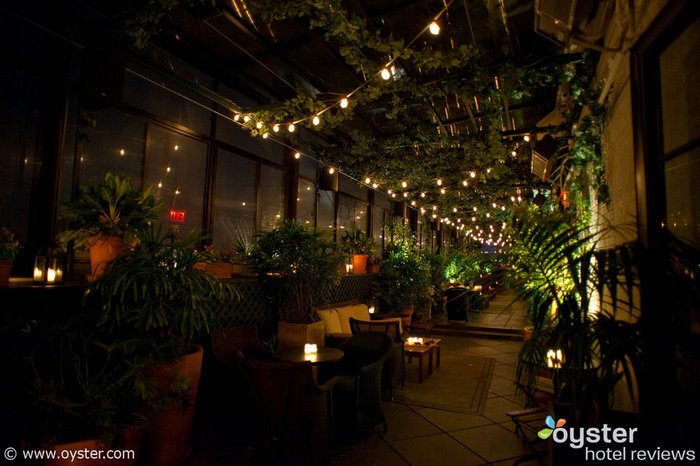 O clube de telhado privado e jardim no Gramercy Park Hotel