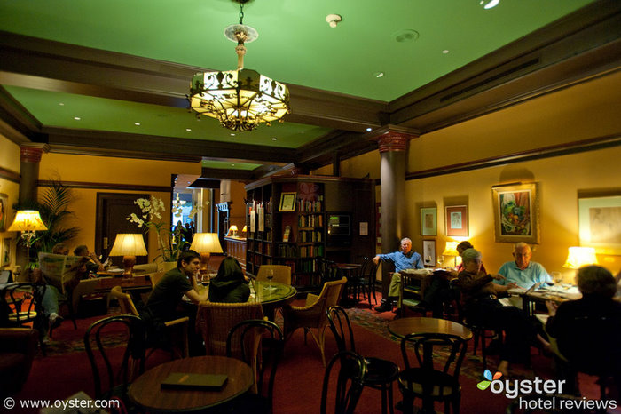 I ricevimenti di vino gratuiti stanno diventando sempre più popolari; sopra, la lounge dell'Hotel Rex, una proprietà Joie de Vivre a San Francisco. I ricevimenti di vino gratuiti stanno diventando sempre più popolari; sopra, la lounge dell'Hotel Rex, una proprietà Joie de Vivre a San Francisco.