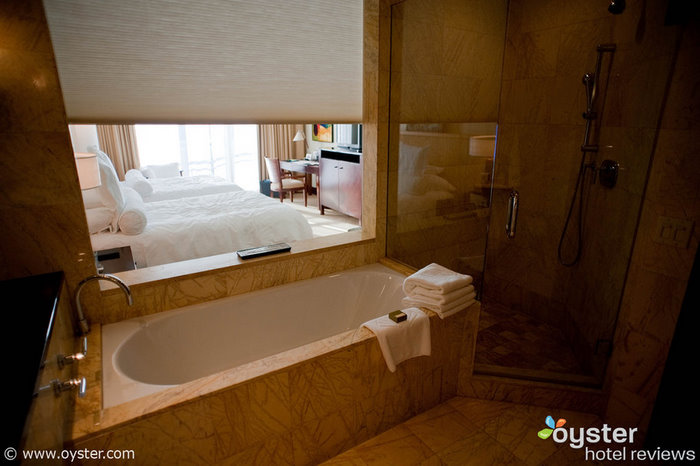 Questo bagno rivestito di marmo al Mandarin Oriental di Miami ha la sua enorme vetrata