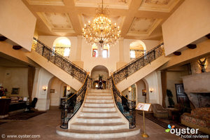 ... pero los interiores de este hotel de 3.5 perlas en Manhattan Beach son una reminiscencia de un castillo francés.