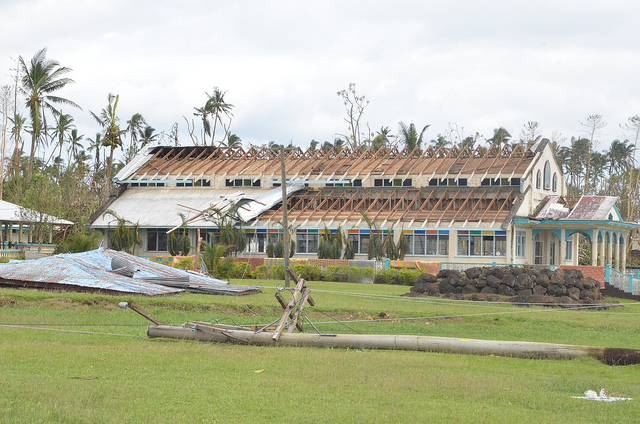 Foto do rescaldo do ciclone Evan em Samoa pelo Departamento de Relações Exteriores e Comércio