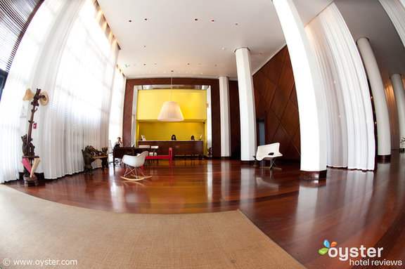 La hall, progettata da Phillipe Starck e decorata con tende bianche fluttuanti, sedie e oggetti di artisti come Charles e Ray Eames e Salvador Dali, può diventare una scena di mob.