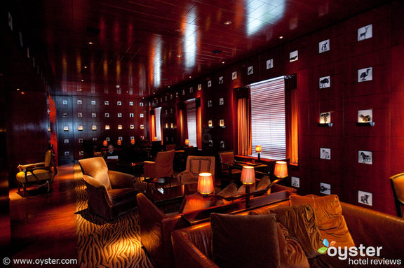 Die höhlenartige Lobby ist dunkel und stimmungsvoll und selektiv beleuchtet, um eine Sammlung funky Möbel hervorzuheben, deren Designerkolleg das Hotel ist, das dem Namenstropfen entspricht.
