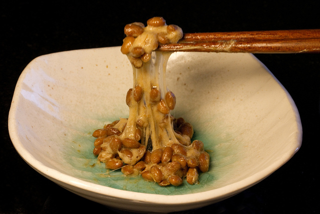 Fermentierte Sojabohnen, alias Natto; Bildnachweis: Flickr / JD