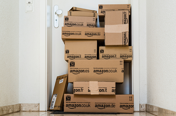 Bildnachweis: Amazon Boxen über Frank Gaertner / Shutterstock