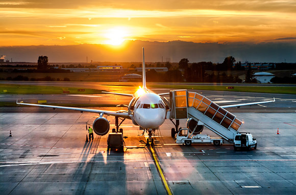 Avião durante o pôr do sol via Shutterstock