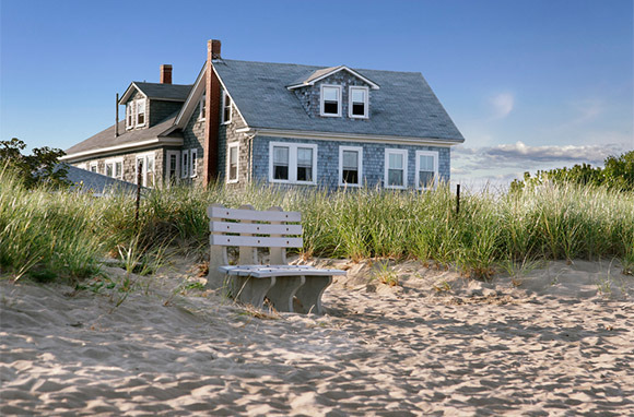 Nueva Inglaterra Beach Cottage a través de Shutterstock