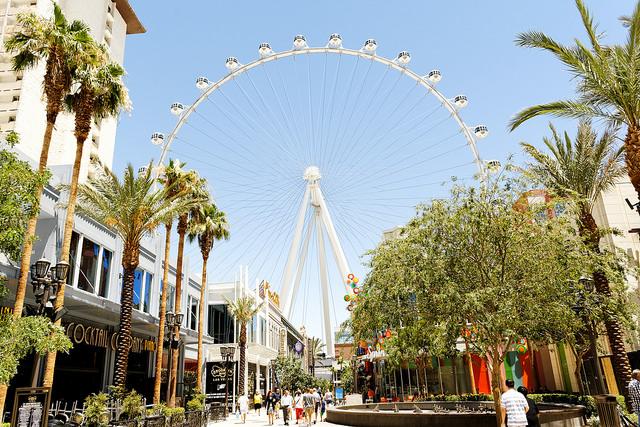 The High Roller in Las Vegas by Daniel Ramirez