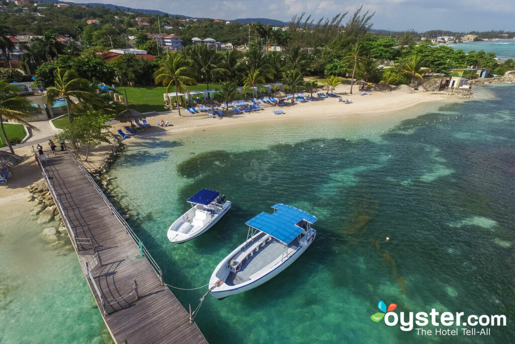 Vista aérea del Holiday Inn Resort Montego Bay / Oyster