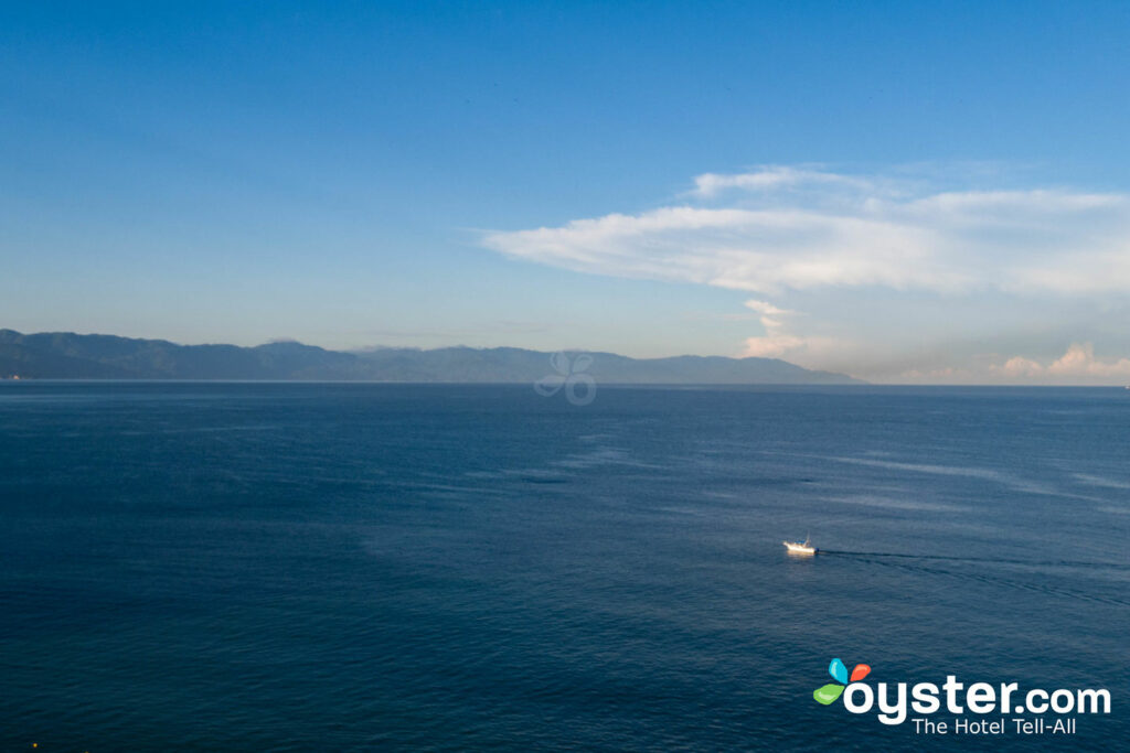 Vista aérea em frente ao Hilton Puerto Vallarta Resort / Oyster