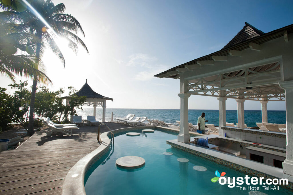 Pool and swim-up bar at Couples Tower Isle