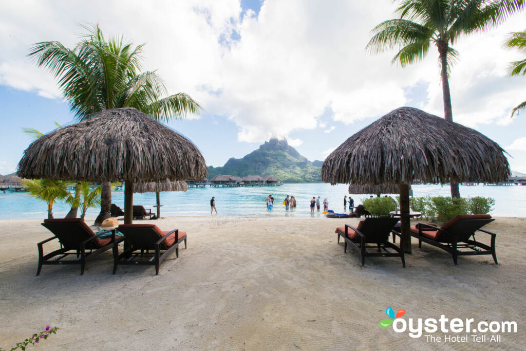 Playa en el InterContinental Bora Bora Resort & Thalasso Spa / Oyster