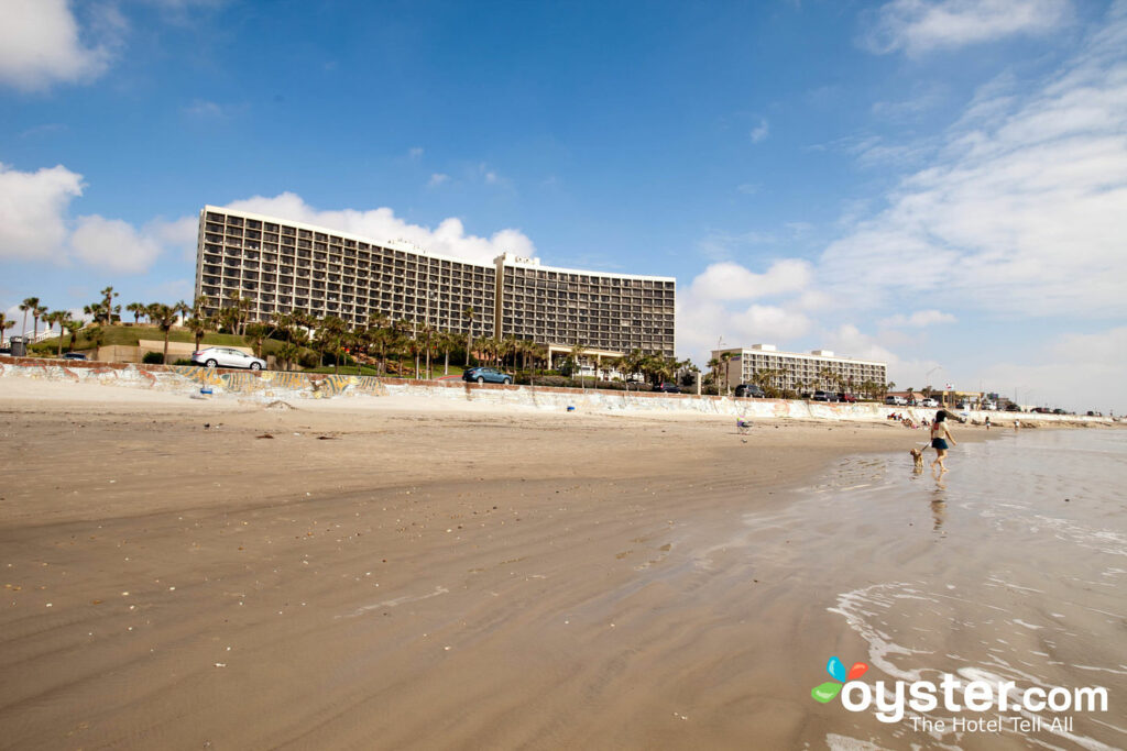 O San Luis Resort é uma enorme propriedade à beira-mar com muitas comodidades.