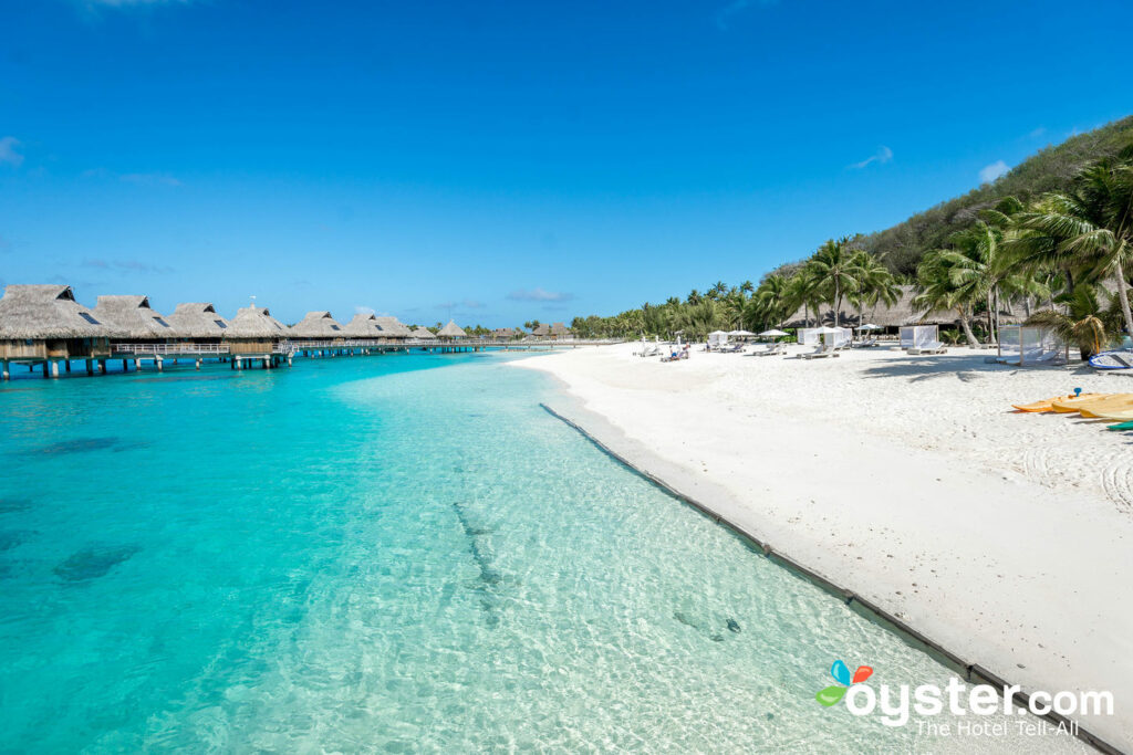 Praia em Conrad Bora Bora Nui / Oyster