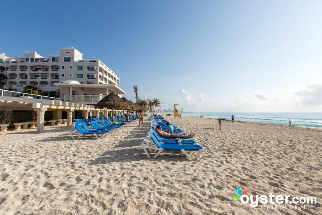 Spiaggia a Panama Jack Resorts Cancun / Oyster