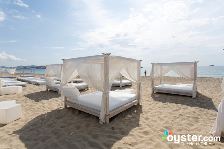 Letti spiaggia Bali per il relax post-party - Ushuaia Ibiza Beach Hotel