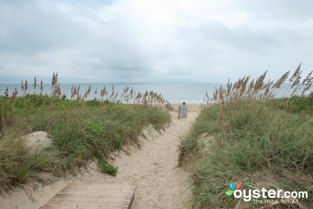 Persianas nos bancos fica à direita na praia para facilitar o acesso a festas na areia.