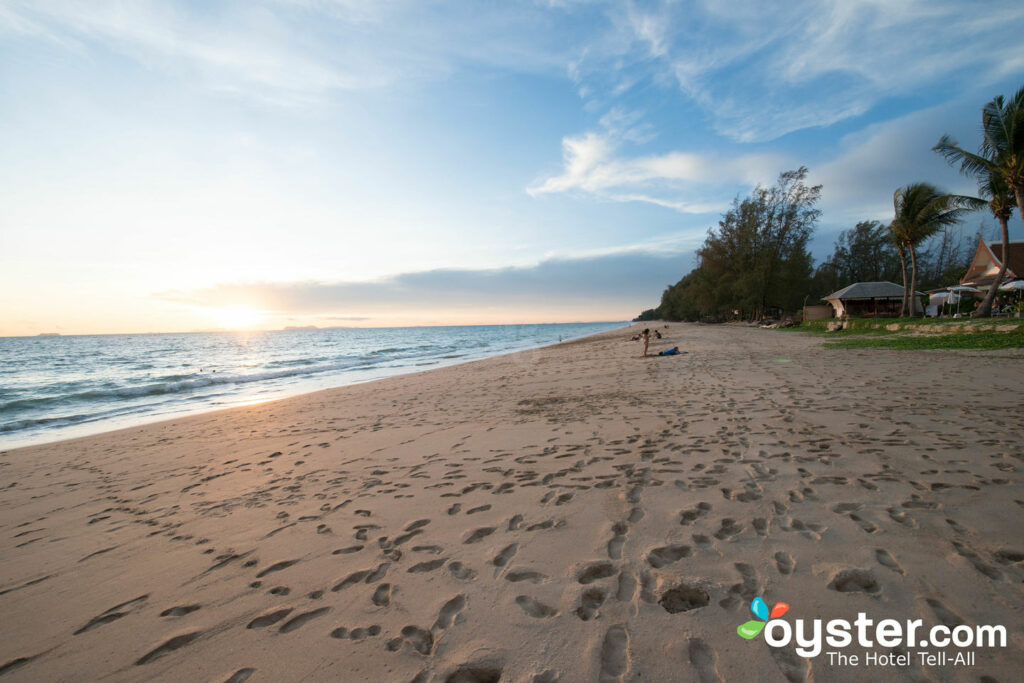 A praia de Lanta Casuarina Beach Resort .