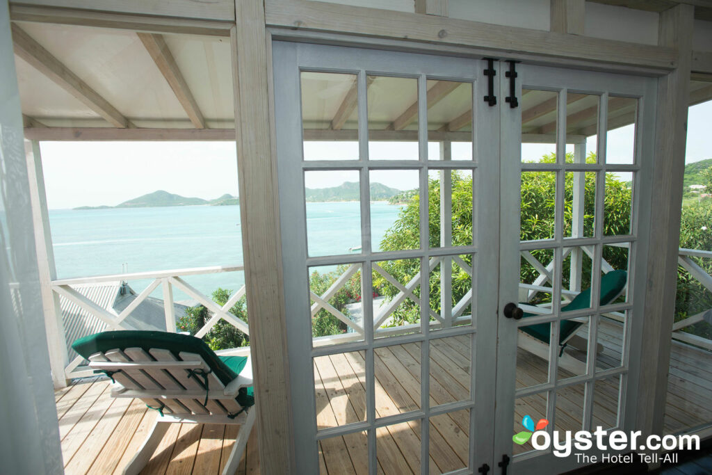 Vista desde el dormitorio de la cabaña de lujo en Cocobay Resort