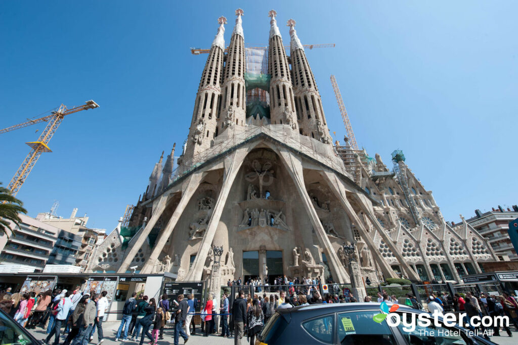 La emblemática Sagrada Familia de Gaudí, en el Eixample de Barcelona.